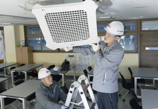 하이엠솔루텍 서비스 엔지니어들이 수능 시험장에 설치된 냉·난방 시스템 에어컨 작동 이상 유무를 점검하고 있다. LG전자 제공