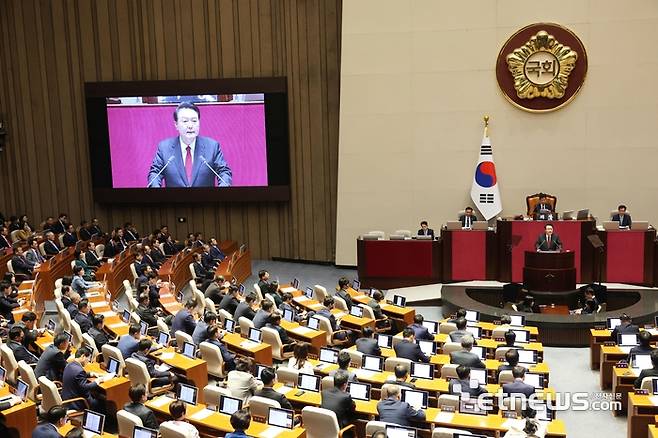 윤석열 대통령은 지난달 31일 서울 여의도 국회 본회의장에서 2024년도 정부 예산안에 대한 시정연설을 했다. 이날 윤 대통령은 “물가와 민생 안정을 모든 정책의 최우선에 두고 총력 대응하겠다”며 “국민이 체감할 수 있는 민생안정 대책을 촘촘히 마련해 나가겠다”고 밝혔다. 이동근기자 foto@etnews.com