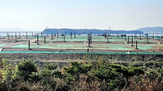 지난 8일 오후 수도권 매립지 2매립장에서 바라본 3-1 매립장. 매립 구역에 꽂혀있는 갈색 기둥은 악취를 유발하는 매립가스를 포집해 발전소로 보내는 '수직 가스 포집정'이다. 심석용 기자