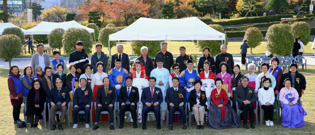 ▲ 바르게살기운동동해시협의회(회장 정완교·최명자)는 지난 11일 동해시청 잔디마당에서 제27회 전통합동혼례식을 열어 신랑 홍상표와 신부 김수희, 신랑 무히딘과 신부 김타티야나씨 등 2쌍에 대한 전통혼례를 진행했다.