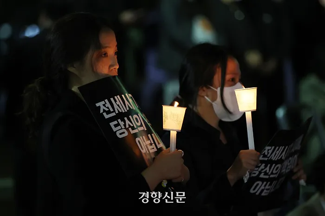 전세사기 피해자들로 구성된 ‘전세사기·깡통전세 피해자 전국대책위원회’ 회원들과 시민들이 4월18일 인천 미추홀구 주안역 남측 광장에서 촛불을 밝히고 전세사기 피해자 합동 추모제에 함께하고 있다. 조태형 기자