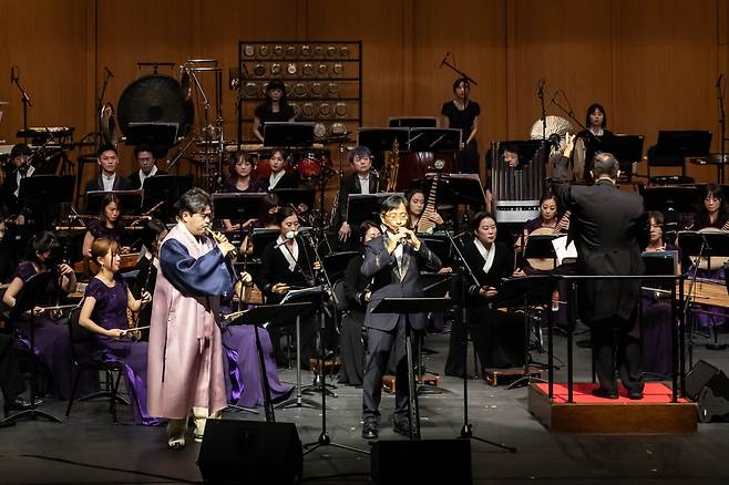 Piri player Lim Kyu-soo (left) and guan player Tsui Chou-shun perform in a rehearsal for a joint concert, "Hwa Ee Boo Dong," at the National Gugak Center, in Seoul, Friday. (National Gugak Center)