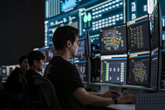 Naver's employees managing its recently opened second data center in Sejong on Nov. 8. [YONHAP]