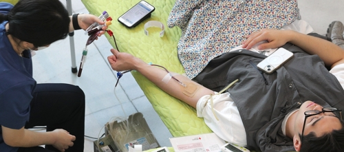 헌혈하는 학생. 본 기사와 무관한 사진. [사진 출처 = 연합뉴스]