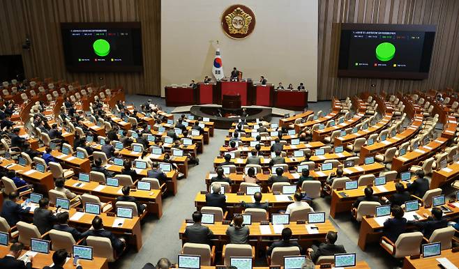 9일 오후 서울 여의도 국회에서 열린 제410회 국회(정기회) 제11차 본회의에서 노동조합 및 노동관계조정법 일부개정법률안(대안)이 재적 298인, 재석 174인, 찬성 173인, 반대 0인, 기권 1인으로 가결됐다. / 사진=뉴시스 고범준 기자