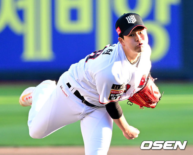 [OSEN=수원, 최규한 기자] 11일 수원 KT위즈파크에서 ‘2023 신한은행 SOL KBO 포스트시즌 한국시리즈’ 4차전 KT 위즈와 LG 트윈스의 경기가 열렸다. 7회초 무사 때 KT 투수 박영현이 힘차게 공을 뿌리고 있다. 2023.11.11 / dreamer@osen.co.kr