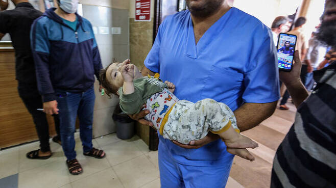 가자지구의 한 병원에 도착한 아이 (사진=게티이미지코리아)