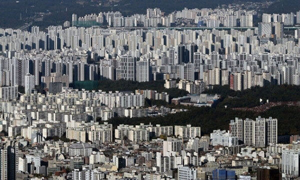 서울 송파구 소재 롯데월드타워 전망대 ‘서울 스카이’에서 바라본 아파트 단지. 뉴스1