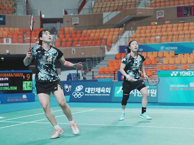 ▲ 정나은(왼쪽)과 김혜정이 2023 BWF 코리아 마스터스 여자 복식에서 경기를 펼치고 있다. ⓒ대한배드민턴협회