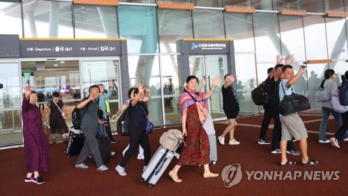 지난 8월 인천항 국제여객터미널을 통해 입국한 중국인 관광객 [연합뉴스 자료사진]