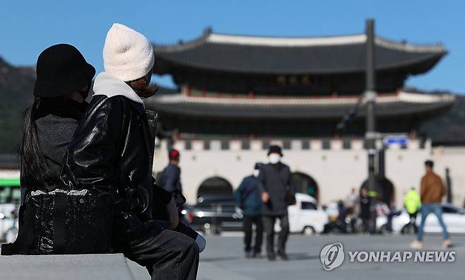 추워진 날씨에 모자 쓴 시민들 [연합뉴스 자료사진]