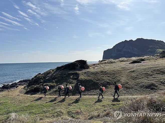 '오늘도 조업' 세계로 뻗는 제주해녀의 삶 (제주=연합뉴스) 이성한 기자 = 12일 제주 해녀들이 서귀포시 성산읍 성산일출봉 주변 오정개 해안 인근에서 바다 조업에 나서고 있다. 유엔식량농업기구는 맨몸으로 바다에 뛰어드는 제주해녀어업을 세계중요농업유산으로 결정했다. 제주해녀문화도 유네스코가 인정한 인류무형문화유산이다. 2023.11.12 koss@yna.co.kr