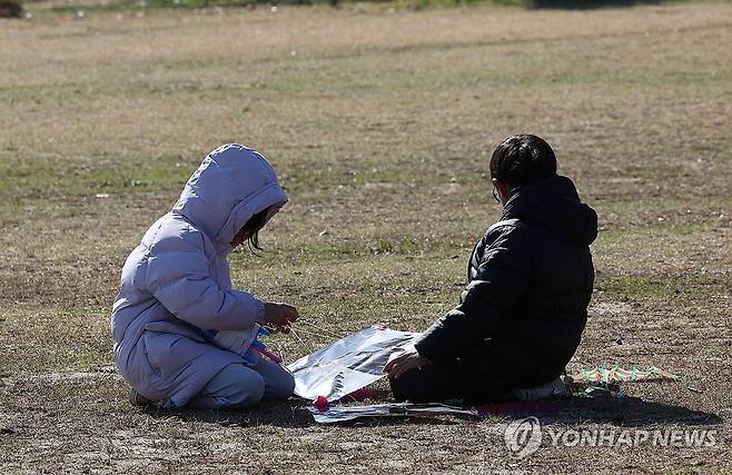 추운 날씨에 연날리기 준비 [연합뉴스 자료사진]