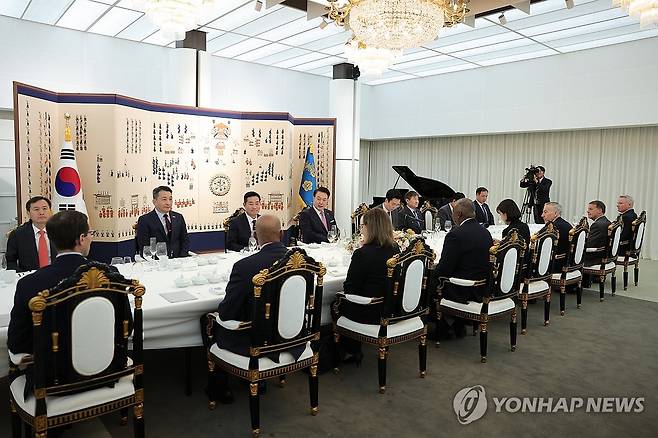 윤석열 대통령, 미 한미 안보협의회 대표단 격려 만찬 (서울=연합뉴스) 진성철 기자 = 윤석열 대통령이 12일 서울 한남동 관저에서 로이드 오스틴 미국 국방장관, 찰스 브라운 미 합참의장 등 한미안보협의회의(SCM) 미국 측 대표단을 격려하며 만찬을 함께하고 있다. 2023.11.12  [대통령실 제공. 재판매 및 DB 금지] zjin@yna.co.kr