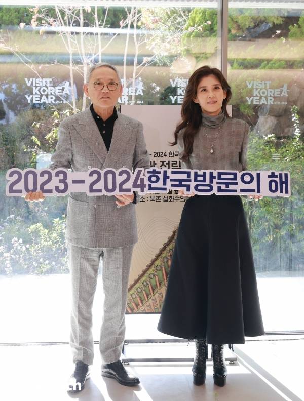 유인촌 문화체육관광부 장관(왼쪽)과 이부진 한국방문의해 위원장이 13일 오전 서울 북촌 설화수의집에서 '2023~2024년 한국방문의 해' 계기 관광 전략 간담회를 마치고 기념촬영을 하고 있다./사진=이명근 기자 qwe123@