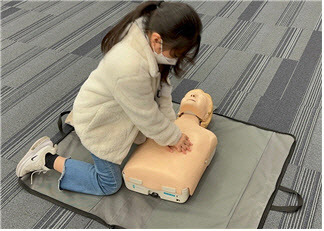 제3회 세종병원 CPR 경진대회에 최연소로 참여한 10세 아동이 더미를 힘차게 누르며 CPR을 시도하고 있다. 세종병원 제공