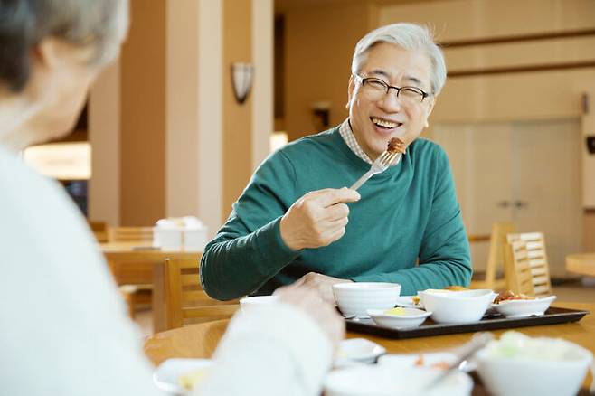 음식을 천천히 먹고 오래 씹으면 과식과 비만을 막아주고 치매 예방에도 효과가 뛰어나다. [사진=클립아트코리아]