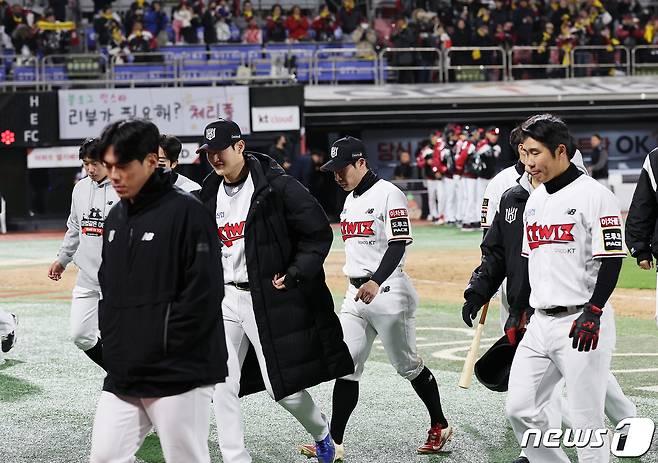 11일 오후 경기도 수원시 장안구 수원KT위즈파크에서 열린 '2023 신한은행 SOL KBO 포스트시즌' 한국시리즈 4차전 kt 위즈와 LG 트윈스의 경기를 15대4로 패배한 kt 선수들이 더그아웃으로 향하고 있다. 2023.11.11/뉴스1 ⓒ News1 이재명 기자