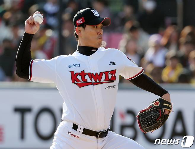 11일 오후 경기도 수원시 장안구 수원KT위즈파크에서 열린 '2023 신한은행 SOL KBO 포스트시즌' 한국시리즈 4차전 kt 위즈와 LG 트윈스의 경기, kt 김재윤이 5회초 무사 1루에 두 번째 투수로 등판해 힘차게 공을 던지고 있다. 2023.11.11/뉴스1 ⓒ News1 김진환 기자