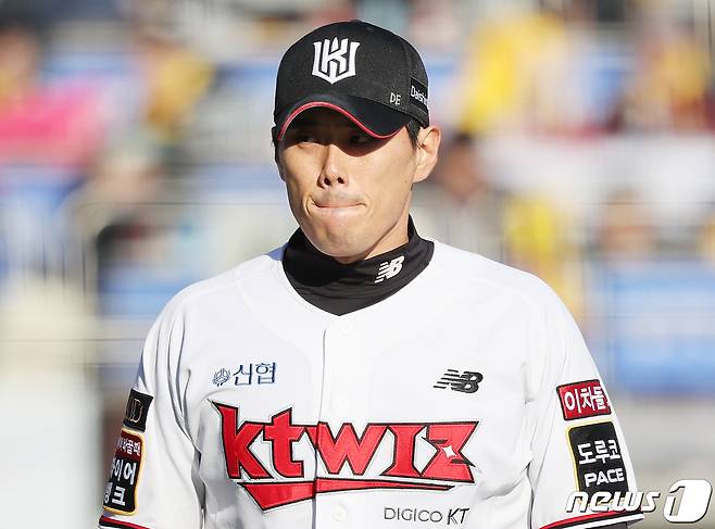 11일 오후 경기도 수원시 장안구 수원KT위즈파크에서 열린 '2023 신한은행 SOL KBO 포스트시즌' 한국시리즈 4차전 kt 위즈와 LG 트윈스의 경기 5회초 이닝을 마친 kt 김재윤이 더그아웃으로 향하고 있다. 2023.11.11/뉴스1 ⓒ News1 이재명 기자