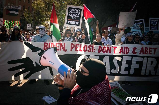 아시아태평양경제협력체(APEC) 회의가 미국 캘리포니아주 샌프란시스코에서 막을 올린 가운데 12일(현지시간) 이스라엘-하마스 전쟁과 화석 연료 사용 등에 반대하는 이들이 시위를 벌였다. 23.11.12 ⓒ AFP=뉴스1 ⓒ News1 김예슬 기자