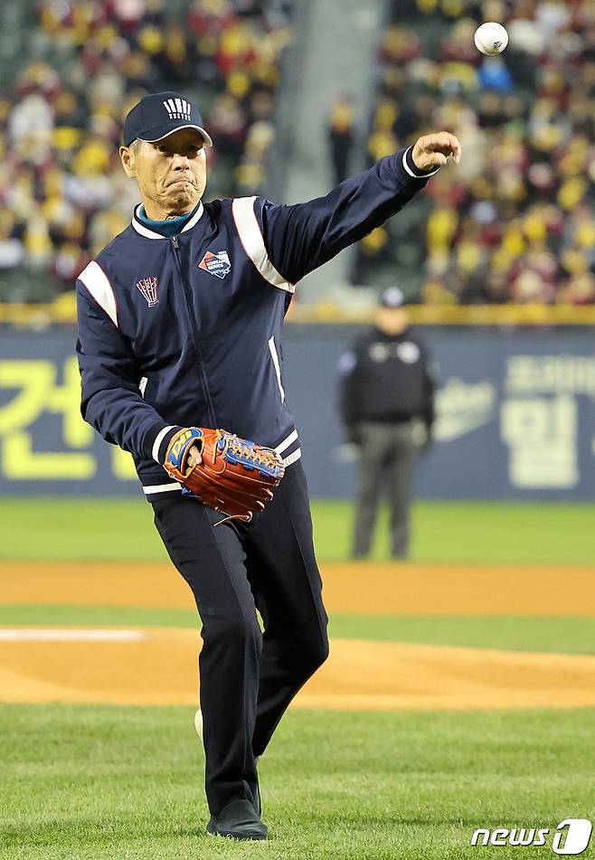 김성근 전 한화이글스 감독이 13일 서울 잠실야구장에서 열린 '2023 신한은행 SOL KBO 포스트시즌' 한국시리즈 5차전 kt 위즈와 LG 트윈스의 경기에서 시구를 하고 있다. 2023.11.13/뉴스1 ⓒ News1 김진환 기자