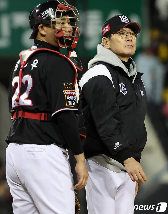 13일 서울 잠실야구장에서 열린 '2023 신한은행 SOL KBO 포스트시즌' 한국시리즈 5차전 kt 위즈와 LG 트윈스의 경기, kt 이강철 감독이 5회말 무사 1,3루 LG 김현수의 타석에 앞서 마운드에 올라 선발 고영표를 내린 뒤 1루로 공을 던지고 있다. 2023.11.13/뉴스1 ⓒ News1 김진환 기자