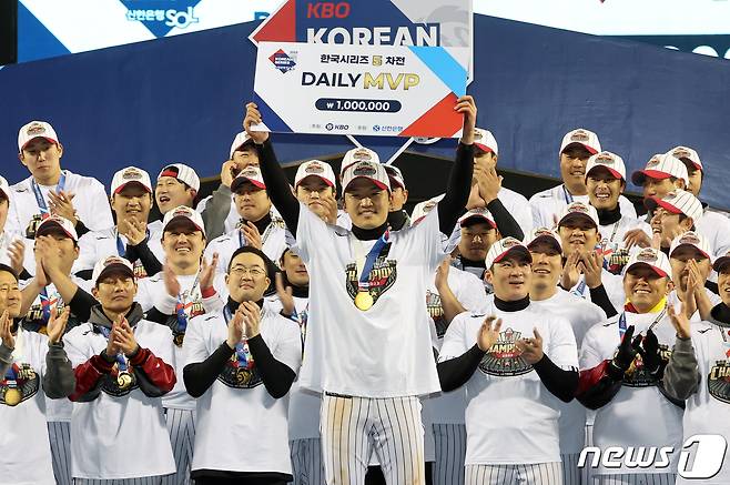 13일 오후 서울 송파구 잠실야구장에서 열린 프로야구 '2023 신한은행 SOL KBO 포스트시즌' 한국시리즈 5차전 LG 트윈스와 kt 위즈의 경기에서 LG 트윈스가 6대2로 승리하며 우승을 차지했다. 우승을 차지한 LG 박해민이 데일리 MVP에 선정된 뒤 기념 촬영을 하고 있다. 2023.11.13/뉴스1 ⓒ News1 김진환 기자