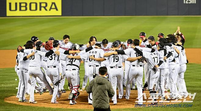 13일 잠실야구장에서 열린 KT와 LG의 한국시리즈 5차전 경기, LG가 승리하며 한국시리즈 우승을 차지했다. 통합우승의 기쁨을 나누는 LG 선수들의 모습. 잠실=허상욱 기자wook@sportschosun.com/2023.11.13/