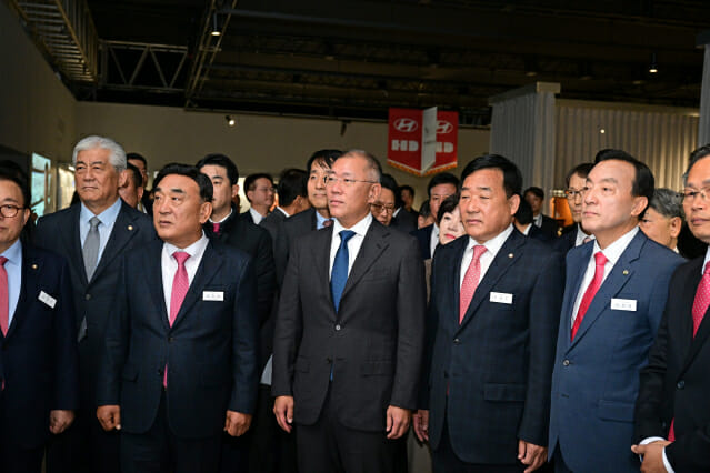 현대차그룹 정의선 회장을 비롯한 주요 관계자들이 울산 EV 전용공장 기공식 맞아 진행되는 헤리티지 전시를 관람하고 있는 모습 (사진=현대자동차)