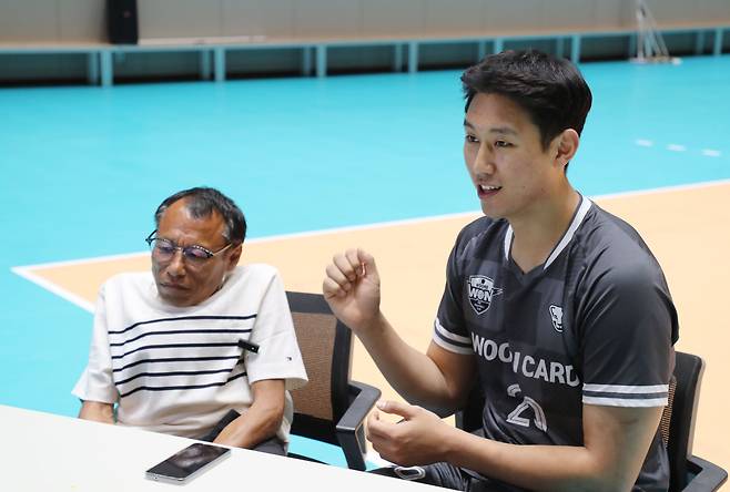 지난 3일 경기 수원 한 체육관에서 남자 프로배구 우리카드 한성정(오른쪽) 선수와 부친 한은범씨가 본지와 인터뷰를 하고 있다. 지체장애 3급(왜소증)인 부친 한씨와 아들의 키 차이는 60cm 가량 차이가 난다. /남강호 기자