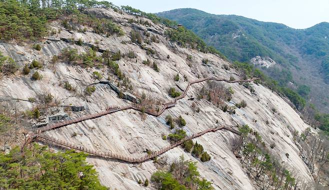 전북 순창군 동계면 용궐산 하늘길. 등산객들이 아찔한 바위산 절벽에 세워진 잔도를 걷고 있다. 발 아래는 섬진강이 펼쳐져 있다./2022.3.21./김영근 기자
