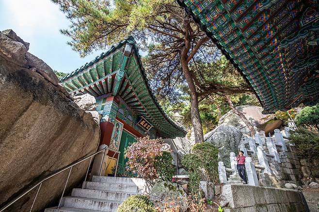 바위산의 산세를 그대로 살려 닦은 북한산 승가사. 계단을 따라 올라가면 승사가의 기원이 된 약사전이 나온다. / 김종연 영상미디어 기자