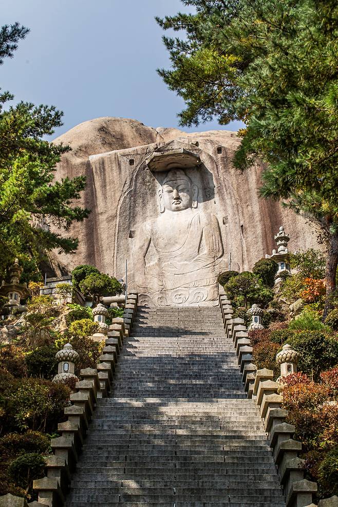 북한산 승가사의 '마애석가여래좌상'은 보개를 쓰고 있어서 오랜 세월에도 비교적 깨끗한 얼굴을 유지하고 있다. / 김종연 영상미디어 기자