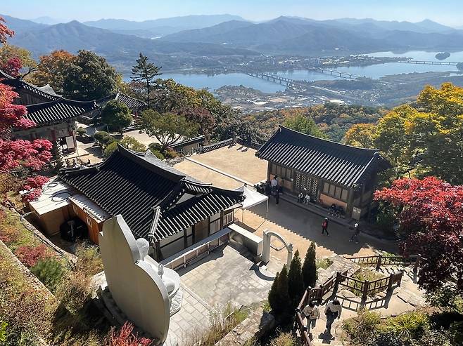 단풍 든 운길산에 안겨 북한강을 내려다보는 경기도 남양주 수종사. / 박근희 기자