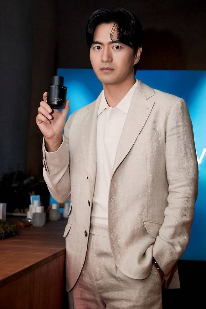 오딧세이 브랜드 앰버서더로 발탁된 배우 이진욱이 8년 만에 출시된 신제품을 들고 포즈를 취하고 있다.ⓒ아모레퍼시픽