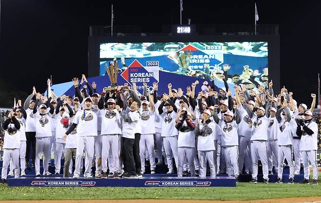 올해 주인공 LG 트윈스 (서울=연합뉴스) 신현우 기자 = 13일 서울 잠실야구장에서 열린 2023 KBO 한국시리즈 5차전 kt wiz와 LG 트윈스의 경기에서 kt를 6-2로 꺾고 우승을 차지한 LG 선수들이 트로피와 함께 기념 촬영하고 있다. 2023.11.13 nowwego@yna.co.kr (끝)