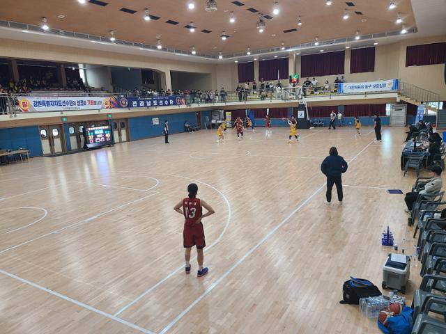 10월 14일 전남 목포고 체육관에서 열린 제104회 전국체육대회 농구 여자 고등부 예선에서 경남 사천시 삼천포여고 1학년 박은성(17)이 상대 팀인 대전여상 코트 구석에서 동료들이 수비하는 모습을 지켜보고 있다. 그는 4월 연습 도중 왼쪽 무릎 십자인대가 끊어져 재활 중이지만, 선수가 부족해 코트에 나왔다. 목포=박준석 기자