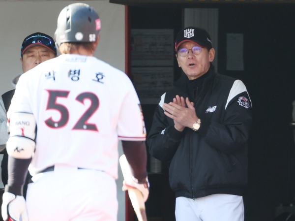 2023 KBO 프로야구 포스트시즌 kt위즈와 LG트윈스의 한국시리즈 4차전 경기가 11일 오후 경기도 수원 kt위즈파크에서 열렸다. 2회말 삼진을 당하고 들어오는 박병호를 이강철 감독이 박수를 치며 격려하고 있다. 수원=김민규 기자 