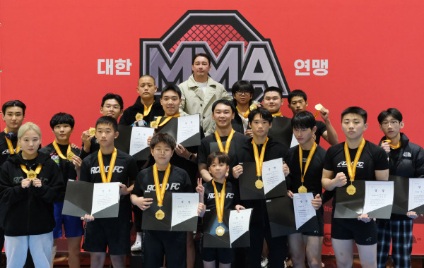 2024년 대한민국 MMA 국가대표 & 청소년 대표 선발전 1위 선수들과 정문홍 회장. 사진=대한MMA연맹