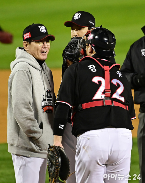 7일 오후 서울 송파구 잠실야구장에서 '2023 KBO 포스트시즌' LG 트윈스와 KT 위즈의 한국시리즈 1차전 경기가 열렸다. 1회말 1사 만루 KT 이강철 감독이 마운드에 올라 고영표, 장성우와 대화를 하고 있다. [사진=곽영래 기자]