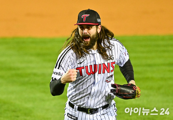 13일 오후 서울 잠실야구장에서 열린 '2023 KBO 포스트시즌' LG 트윈스와 KT 위즈의 한국시리즈 5차전 경기가 열렸다. 4회초 2사 1,2루 LG 켈리가 KT 김민혁의 타구를 다이빙 캐치로 잡아낸 박해민에 호수비에 포효하고 있다. [사진=곽영래 기자]