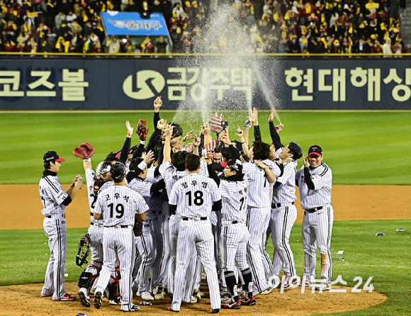 LG는 13일 잠실구장에서 벌어진 2023 신한은행 쏠 KBO KS 5차전에서 KT 위즈를 상대로 6-2로 승리를 거두고 29년 만에 한국시리즈 제패를 했다.LG 선수들이 기뻐하고 있다. [사진=곽영래 기자]