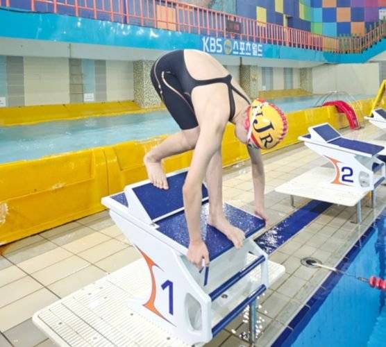 자유형과 평영이 주종목인 이윤지 선수는 올해 전국소년체전서 자유형 50·100m, 계영 400m, 혼계영 200m에서 1위에 올라 4관왕을 차지했다.