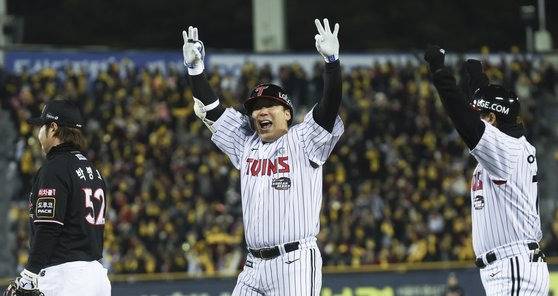 13일 서울 송파구 잠실야구장에서 열린 '2023 신한은행 쏠 KBO 한국시리즈(KS)' 5차전 kt 위즈와 LG 트윈스의 경기. 5회말 무사 주자 2,3루 상황에서 김현수가 2타점 1루타를 치고 기뻐하고 있다. 뉴시스