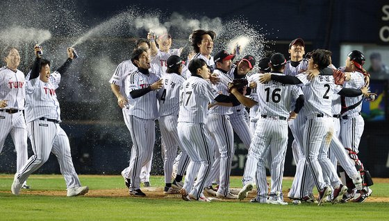 13일 오후 서울 송파구 올림픽로 잠실야구장에서 열린 프로야구 '2023 신한은행 SOL KBO 포스트시즌' 한국시리즈 5차전 LG 트윈스와 kt 위즈의 경기에서 6대2로 승리하며 우승을 차지한 LG 선수들이 자축하고 있다. 뉴스1