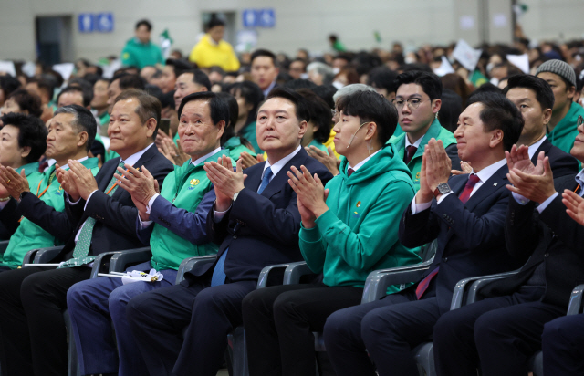 ▲ 윤석열 대통령이 12일 경기 고양시 킨텍스에서 열린 2023 전국새마을지도자대회 ‘청년의 약속’ 선포식에서 박수치고 있다.   연합뉴스