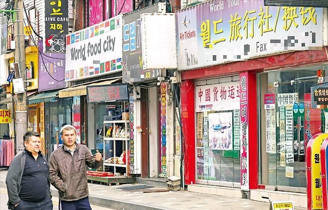 외국인 근로자들은 이미 국내 곳곳의 뿌리산업을 지탱하는 필수적인 존재로 자리잡았다. 서울 이태원을 능가하는 다국적 거리가 된 경기 화성 발안만세시장에서 외국인들이 걸어가고 있다. 화성=임대철 기자