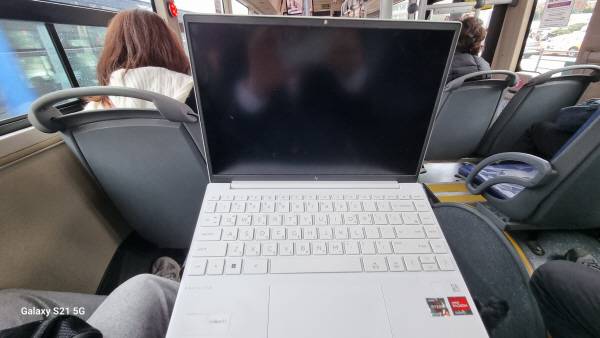 HP 파빌리온 에어로 13을 버스 좌석에 앉아 사용하는 모습. 정옥재 기자
