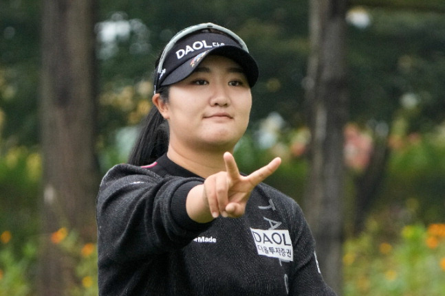 LPGA 투어 퀄리파잉 토너먼트를 수석 통과한 유해란이 '신인상'까지 거머쥐었다.  연합뉴스